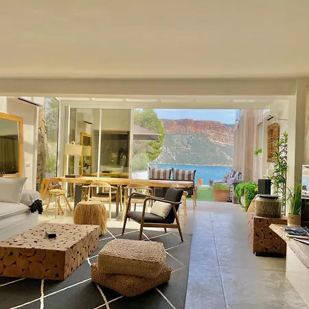 De La - Mahogany Hotel 3*